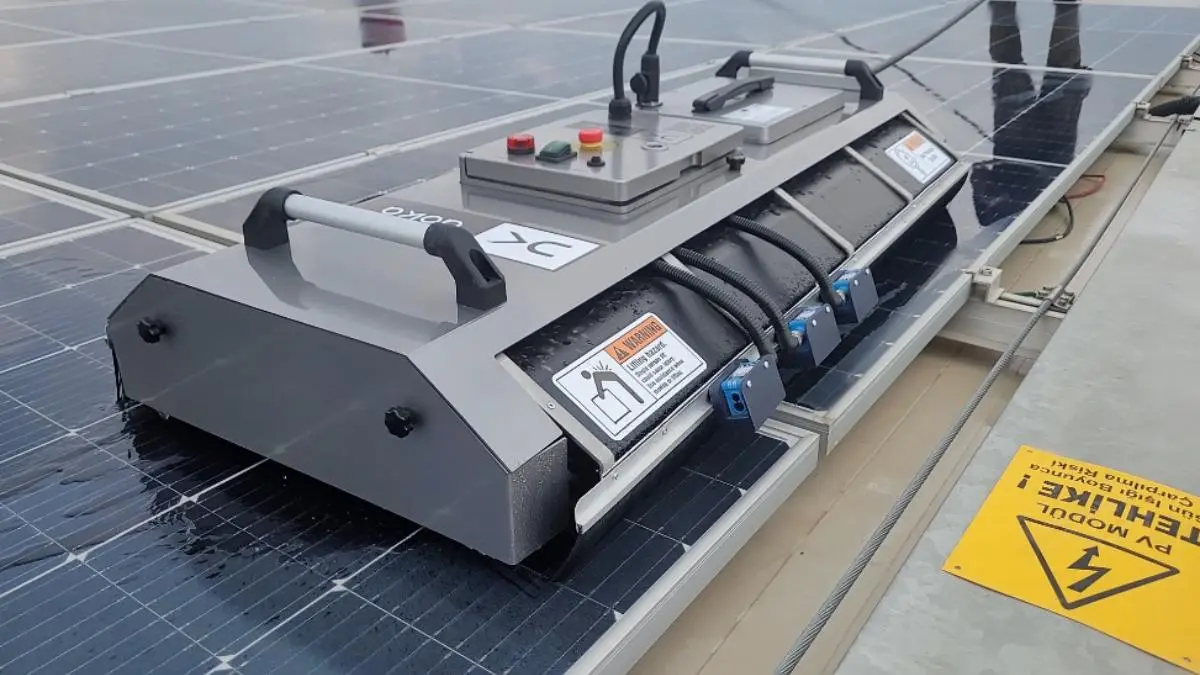 En Hafif Güneş Paneli Temizlik Robotu